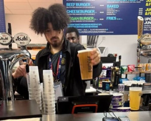 Η Μάντσεστερ Σίτι απέλυσε υπάλληλο της γιατί φορούσε φανέλα... της Γιουνάιτεντ