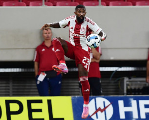 Με Ροντινέι που βλέπει φανέλα βασικού - Η σκέψη του Μεντιλίμπαρ