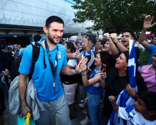 Υπό τους ήχους του Final Countdown η άφιξη της χάλκινης Εθνικής ομάδας (video)