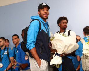 Χαμόγελα και συγκίνηση - Οι πρώτες εικόνες από την άφιξη της Εθνικής μας ομάδας στο «Ελ. Βενιζέλος» (photos)