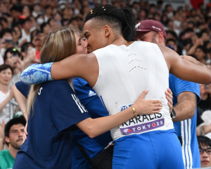 Στο πλευρό του Καραλή η σύντροφός του: Τα τρυφερά φιλιά και η πόζα με το μετάλλιο (photos)