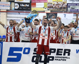 Η απονομή του τροπαίου του Σούπερ Καπ στον Ολυμπιακό (video)