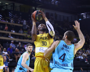 Εντυπωσιακά καρφώματα και μπλοκ: Δυναμικό ξεκίνημα της ΑΕΚ κόντρα στη Φενέρμπαχτσε (video)