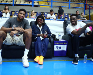 Γιάννης και Θανάσης Αντετοκούνμπο  στο Περιστέρι μαζί με την μητέρα τους