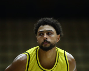 Ο Μπριν Φορμπς στο Athletiko: «Είμαι ανοιχτός για ελληνικό διαβατήριο και να παίξω ξανά με τον Γιάννη»