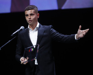 ΠΣΑΠΠ: «Εσπασε» ο Μουζακίτης στην βράβευσή του για τον πατέρα του (video)