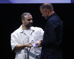 ΠΣΑΠΠ: Ο Αβραάμ Παπαδόπουλος και οι κόρες του βράβευσαν τον Γιάννη Φετφατζίδη (video)