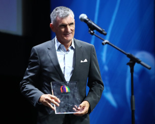 Εικόνες που θέλουμε να βλέπουμε: Ο Μεντιλίμπαρ υπογράφει σε παιδί με φανέλα του Παναθηναϊκού (video)