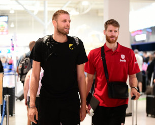 Πανέμορφες οι εικόνες στο αεροδρόμιο της Ρόδου ανάμεσα στους παίκτες των ομάδων του Super Cup