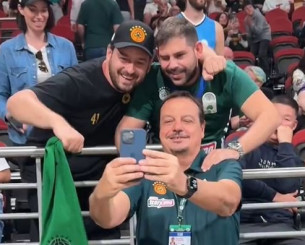 Ο Αταμάν φωτογραφήθηκε με φίλους του Παναθηναϊκού που βρέθηκαν στο γήπεδο για το ματς με τους Adelaide 36ers (video)