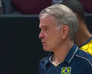 Δραματική στιγμή: Ο προπονητής της Βραζιλίας μαθαίνει ότι πέθανε η μητέρα του πριν τον αγώνα (video)
