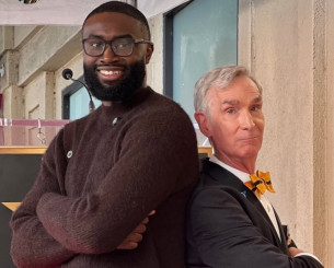 Κορυφαίος επιστήμονας βραβεύτηκε στο Χόλιγουντ και πήγε στην τελετή με σταρ του NBA (video)