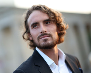 Εκθαμβωτικός ο Στέφανος Τσιτσιπάς - Εξώφυλλο σε πάρα πολύ γνωστό περιοδικό (photos-video)