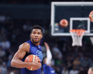 Η ΕΛΑΣ επικοινώνησε με την οικογένεια του Γιάννη Αντετοκούνμπο μετά τις απειλές που δέχθηκαν