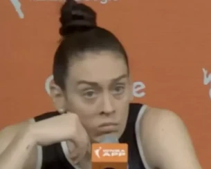 Άβολο: Δημοσιογράφος ρώτησε δύο παίκτριες αν έπρεπε να απολυθεί η προπονήτριά τους κι εκείνη ήταν μπροστά (video)