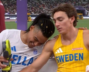 Επική σκηνή στο Τόκιο: Ο «ασημένιος» Καραλής δροσίζει με ανεμιστήρα τον «χρυσό» Ντουπλάντις (video)