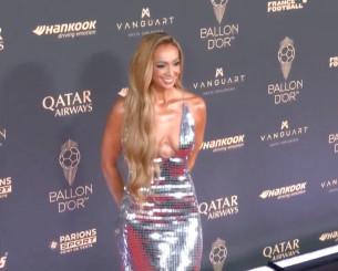 Με φόρεμα που άφηνε λίγα στην φαντασία - Αυτή είναι η παρουσιάστρια που «έκλεψε» την παράσταση στα βραβεία (photos & videos)