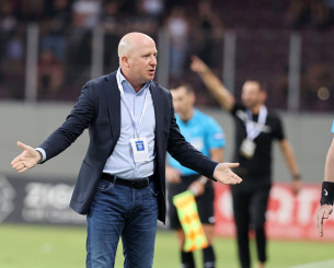 Έξαλλος ο Νίκολιτς μπήκε στο γήπεδο για να διαμαρτυρηθεί για τις καθυστερήσεις του ΑΕΛ-ΑΕΚ