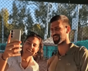 «Πάρε τηλέφωνο τον άνδρα σου» - Τι συνέβη όταν μια Ελληνίδα πλησίασε τον Τζόκοβιτς (video)