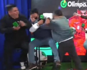 Δημοσιογράφοι πλακώθηκαν στο ξύλο σε ζωντανή σύνδεση μετά τον τελικό του Copa Sudamericana (video)