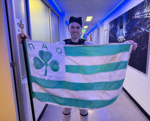 Η σημαία του Παναθηναϊκού από το 1960: Φίλος των «πράσινων» πήγε στο γήπεδο με ένα ιστορικό ενθύμιο (video)