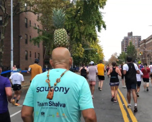 O άνθρωπος που έτρεξε τον Μαραθώνιο με έναν ανανά στο κεφάλι (video)