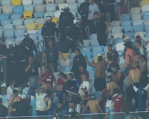 Χάος και τρόμος στο «Μαρακανά» - Επεισόδια μεταξύ οπαδών της Λανούς και αστυνομίας (videos)