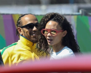 Ο Λιούις Χάμιλτον χαμογελαστός και αγκαλιά με γνωστό μοντέλο στο Λος Άντζελες