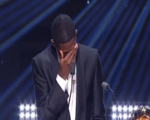 Συγκλονιστικός Ντεμπελέ: «Λύγισε» κατά την διάρκεια της απονομής της «Χρυσής Μπάλας» (video)