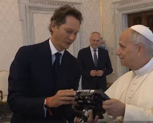 Ο πρόεδρος της Ferrari χάρισε στον Πάπα της Ρώμης τιμόνι από μονοθέσιο της ιταλικής ομάδας (video)