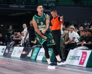 Με αυτοθυσία ο Σλούκας... βούτηξε στο glass-floor και ανάγκασε τον Σενγκέλια σε λάθος (video)