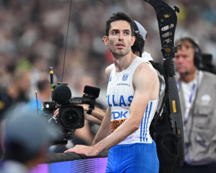 Η στιγμή που ο Μίλτος Τεντόγλου κάνει άλμα σε κήπο σπιτιού στην Παλλήνη (video)