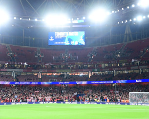 Τρομερή αποθέωση από 3.500 οπαδούς του Ολυμπιακού στην είσοδο της ομάδας στο «Emirates» (video)