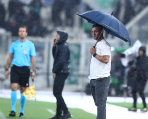 Όρθιος με ομπρέλα ο προπονητής της Γκόου Αχέντ Ιγκλς (video)