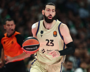 Η Μπαρτσελόνα «έκρυψε» την μπάλα και ο Σενγκέλια την κάρφωσε με μανία στο καλάθι του Παναθηναϊκού (video)