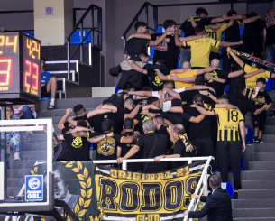 Ομάδα και κόσμος πανηγύρισαν μαζί μετά τη νίκη της ΑΕΚ στη Ρόδο (video)