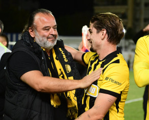 Ο Ηλιόπουλος κατέβηκε στον αγωνιστικό χώρο και συνεχάρη τους ποδοσφαιριστές της ΑΕΚ (photos)