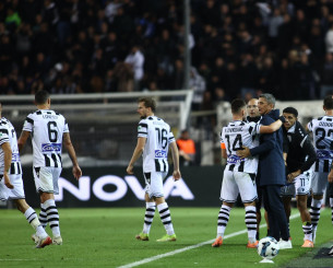 Οι παίκτες του ΠΑΟΚ έτρεξαν κι αγκάλιασαν τον Λουτσέσκου μετά το 2-1 του Ζίβκοβιτς (photos)