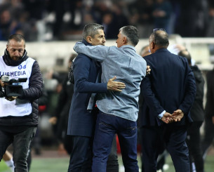 Ο Λουτσέσκου έτρεξε να αγκαλιάσει τον Μεντιλίμπαρ μετά τη λήξη του ντέρμπι