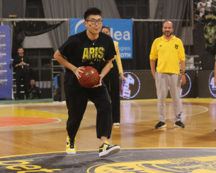 Ο Σιάο πήρε την μπάλα στα χέρια του και θέλησε να... βάλει τα γυαλιά στους παίκτες του Άρη (photo)