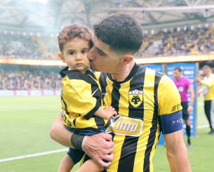 Έτσι έζησε ο Μάνταλος τις 400 συμμετοχές με την ΑΕΚ στη Νέα Φιλαδέλφεια - Το βίντεο, η αποθέωση, αγκαλιά με τον γιο (video)