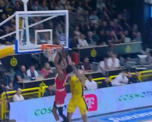 Τρομερό κάρφωμα του Κώστα Αντετοκούνμπο μετά από πάσα του Πίτερς (video)