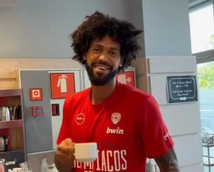 Με καφέ και χαμόγελο ο Ντόρσεϊ έστειλε «ερυθρόλευκη» καλημέρα (video)