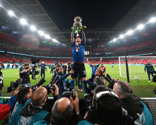 Σταρ του ποδοσφαίρου ξεσπά: «Ναι! Φοράω φούστα, είμαι ομοφυλόφιλος, υπάρχει πρόβλημα;»