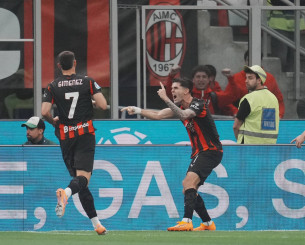Η Μίλαν των 10 παικτών πήρε το ντέρμπι με τη Νάπολι και ανέβηκε στην κορυφή της Serie A