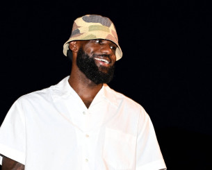 Ο ΛεΜπρόν έπαιξε (μαζί μας) και... κέρδισε ή έχασε; Οι θαυμαστές του εξοργίζονται, οι τσέπες του γεμίζουν