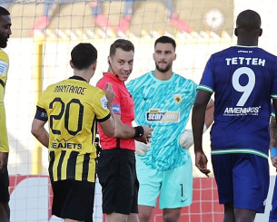 Η ατάκα του Μάνταλου στον διαιτητή: «Είναι αγκωνιά το απλωμένο χέρι»;