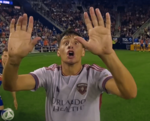 Απίστευτη διαμαρτυρία: Ποδοσφαιριστής παρακαλεί διαιτητή γονατιστός για να μην πάρει κίτρινη κάρτα (video)