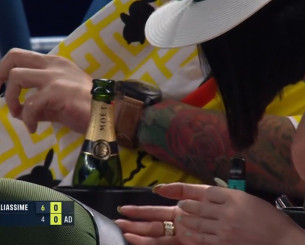 Δεν υπάρχει κατάλληλη στιγμή: Θεατής άνοιξε μπουκάλι σαμπάνιας στο τουρνουά της Σαγκάης (photo)