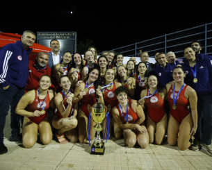 Η απονομή του τροπαίου του Super Cup στον Ολυμπιακό